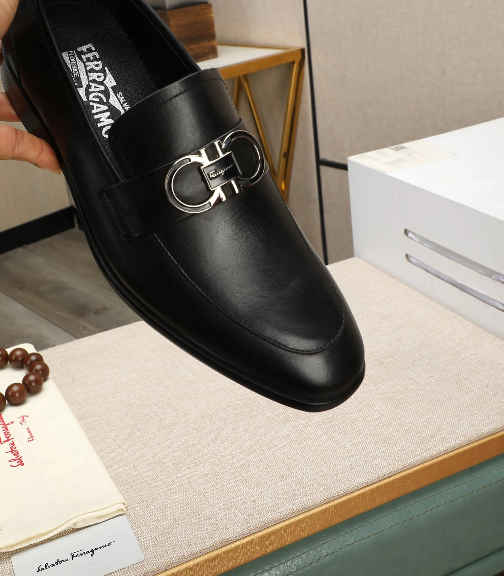 Men's shoes 💰540📛📛(water-dyed cowhide) Salvatore Ferragamo high-end (Salvatore Ferragamo) is the world's top luxury footwear brand. It comes from the fashion kingdom of Italy and is famous all over the world for its traditional handmade design and novel styles...🚶🏻🚶🏻New suit shoes are available simultaneously at the counter. This model is purely handmade. The fabric is imported from Italy's original first-layer cowhide. Soft water-dyed cowhide lining. Original authentic outsole🌀🌀Size: 38➖44 (45 customized)